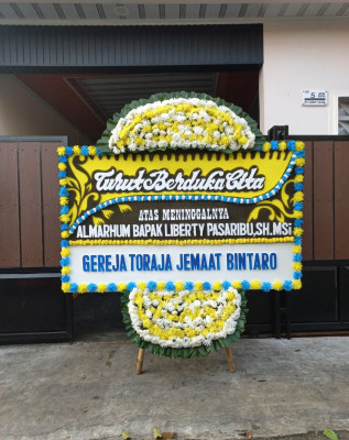 Papan Bunga Duka di Passue Bawah